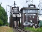   Gleich vor dem Bahnhof Papenburg (Ems) befindet sich die Eisenbahnklappbrücke über den Papenburger Sielkanal, davor noch das Fahrdienstleiterstellwerk Papenburg (Ems) „Pf“,
