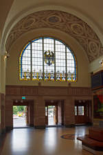   In der Haupthalle  des Empfangsgeb�udes vom Bahnhof Bad Homburg, der Hauptausgang zum Vorplatz, am 11.08.2014.