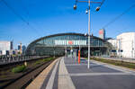 Westansicht auf den Hauptbahnhof Berlin am 27 Juni 2017.

Für mich ist der Hbf Berlin ein gelungener Neubau. Berlin Hauptbahnhof ist der wichtigste Eisenbahnknoten Berlins und zugleich der größte Turmbahnhof Europas. Mit täglich etwa 300.000 Reisenden und Besuchern steht er auf Platz vier der Fernbahnhöfe in Deutschland, nach Hamburg, München und Frankfurt (Main).

Der Kreuzungsbahnhof hat aktuell 16 Bahnsteiggleisen (plus zwei im Bau). Oben sind es 4 Gleise für Fernbahnen (mit AC 15 kV 16,7 Hz Oberleitungen) und 2 Gleise der S-Bahn (mit 750 V DC über seitliche Stromschiene), Unten sind es 8 Gleise für Fernbahnen, 2 Gleise der U-Bahn (mit 750 V DC über seitliche Stromschiene), sowie 2 Gleise der S-Bahn sind  im Bau.

Auf dem Areal nördlich des Spreebogens standen bereits von 1868 bis 1951 der Lehrter Bahnhof sowie von 1882 bis 2002 der Lehrter Stadtbahnhof. So besteht der heutige Berliner Hauptbahnhof Bah intern aus zwei Bahnhöfen:
Berlin Lehrter Bahnhof die Gleise 1 bis 8 und Berlin Lehrter Stadtbahnhof für die Gleise 11 bis 14 auf der Stadtbahn sowie für S-Bahn Gleise 15-16.

Der Bau des Berliner Hauptbahnhofs einschließlich seiner Anschlussbauten erfolgte in mehreren Abschnitten von 1995 bis 2006. 

Bis zu seiner Eröffnung 2006 war der Bahnhof Berlin Zoologischer Garten (kurz Bahnhof Zoo) der wichtige Fernbahnhof in Berlin, was dieser auch während der Zeit der Teilung Berlins für den Westteil war.
