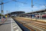  Der Erfurter Hauptbahnhof am 05.10.2015, Blick in Richtung Westen von Bahnsteig 9/10 auf die Bahnsteighalle.