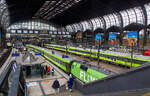 Hamburg Hauptbahnhof am 16 Mai 2022, hier sind gleich zwei FlixTrain eingefahren, links der FlixTrain FLX 20 von Hamburg, via Bremen, Münster und Düsseldorf nach Kön Hbf, rechts der