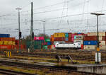 Die weiße SIEMENS Vectron AC DPM 193 919 (91 80 6193 919-8 D-ELOC) steht am 17.04.2023 beim Container Terminal Hof (CTH).