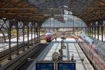   Blick in die Bahnsteighalle (Gleis 6 / 7) vom Hauptbahnhof L�beck am 11.06.2015.