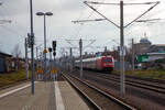 Bahnhof Radebeul Ost am 07.12.2022:  Rechts rauscht die 101 101-4 (91 80 6101 101-4 D-DB) mit einem Steuerwagen voraus in Richtung Dresden.