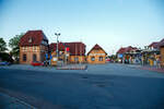 Das Empfangsgebäude vom Bahnhof Warnemünde am 15 Mai 2022 am Abend, rechts die Bahnsteige für die S-Bahn. 

Der Bahnhof Warnemünde liegt im gleichnamigen Ostseebad, einem Ortsteil der Hansestadt Rostock. Das Empfangsgebäude und einige weitere Anlagen des Bahnhofs stehen unter Denkmalschutz. Der Bahnhof ist Endpunkt der Linien S1, S2 und S3 der S-Bahn Rostock. Neben dem Rostocker Hauptbahnhof ist er der zweite Fernverkehrsbahnhof Rostocks mit Verbindungen nach Dresden, Leipzig oder Wien. Bis 1995 war er Ausgangspunkt der Fähren nach Gedser in Dänemark. Es sind es nur noch wenige Meter zu Fuß bis zum 2005 eröffneten Warnemünder Cruise Center, ca. 5 Minuten auch mit Gepäck.
