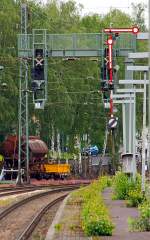   Die Zeiten der Formsignale in Kreuztal geh�ren wohl bald der Vergangenheit an, die ersten neuen Lichtsignale, wie hier die Signalbr�cke (mit Signal 25 ZR 1 und 25 ZR 2) stehen bereits am 30.05.2014.