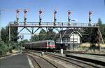 614 078-4 fährt aus Bad Harzburg unter der Formsignal-Brücke aus, am 31.07.1999.