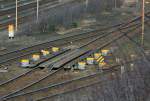 Balkengleisbremse am Ablaufberg in Kreuztal am 21.02.2011     Die Balkenbremsen verz�gern die ablaufenden Wagen, indem die Bremsbalken mit Verschlei�schuhen seitlich gegen die R�der gepresst werden.