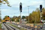 Baustelle Illertissen mit Zweiwegebagger Liebherr 922 Rail von Firma Willke am 29.10.2023.