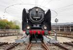 01 2066-7 wird auf der Drehscheibe im Bahnpark Augsburg am 11.10.2015 gedreht.