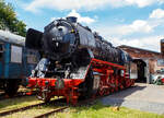 Der „Jumbo“ bzw. die schwere kohlegefeuerte fünffachgekuppelte Dreizylinder-Güterzug-Dampflokomotive 44 508, ex DB 044 508-0, am 07 Juli 2024 ausgestellt beim Lokschuppen vom Erlebnisbahnhof Westerwald der Westerwälder Eisenbahnfreunde 44 508 e. V. hier war Lokschuppenfest.

Nun erstrahlt sie im vollen Glanz, auch die Treib- und Kuppelstangen sind nun wieder montiert.

Die Dampflokomotive 44 508 wurde im Jahr 1941 von der Lokomotivfabrik Krauss-Maffei in München unter der Fabriknummer 16113 gebaut und an die DR geliefert. Nach dem Krieg blieb sie im Westen und wurde so 1949 als 44 508 in den Bestand der Deutsche Bundesbahn aufgenommen, mit der Einführung des EDV-Nummernschemas wurde sie zum 01.01.1968 in 044 508-0 umgezeichnet. Seit Mitte der 1950er Jahre ist sie gekuppelt mit dem 2'2'T34 Tender der ex ÖBB 44 1561 (Borsig Lokomotiv-Werke GmbH, Hennigsdorf-Berlin, Baujahr 1940, Fabriknummer 15400). Bis zu ihrer Außerdienststellung im Mai 1977, im BW Gelsenkirchen-Bismarck legte sie eine Strecke von über 1.9 Millionen Kilometern zurück.

Die Maschine verfügt über ein Drei-Zylinder-Triebwerk, fünf Antriebsachsen und einen Schlepptender, in dem sie 10 Tonnen Kohle und 34 Kubikmeter Wasser mitführen kann. Sie erreicht eine maximale Leistung von 1.910 PS bei einem Dienstgewicht von 160 Tonnen. 

Die 44 508 wurde im Mai 1977 beim Bahnbetriebswerk Gelsenkirchen-Bismarck außer Dienst gestellt. Die 44 508 ist eine der letzten erhaltenen Dampflokomotiven ihrer Bauart. Sie wurde im Jahr 1987 durch eine Freizeitgruppe des Bahn-Sozialwerkes (BSW) übernommen. Damit begann die museale Aufarbeitung der Lok, die im Jahre 2002 jedoch unterbrochen wurde, als das Domizil in Siershahn geräumt werden musste. Der Verein Westerwälder Eisenbahnfreunde übernahm diese Dampflokomotive als Leihgabe des DB Museums, auch wenn sie nie im Westerwald eingesetzt war.
