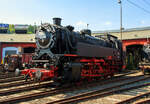 Die DB 82 008 (ex DB 082 008-4) am 23.04.2011 im Südwestfälische Eisenbahnmuseum in Siegen.

Die Lok wurde 1951 bei Krupp in Essen unter der Fabriknummer 2884 gebaut und als 82 008 an die DB geliefert, 1968 wurde sie in DB 082 008-4 umgezeichnet. Die Ausmusterung bei der DB erfolgte am 18.04.1972.

Bis 2014 stand sie (als Leihgabe) im Südwestfälische Eisenbahnmuseum in Siegen, seit April 2014 ist sie nun im DB Museum Koblenz-Lützel zu sehen.

Zum Einheitslok-Typenprogramm der Deutschen Bundesbahn (DB) gehörte auch die fünfachsige Güterzugtenderlokomotive der Baureihe 82. Sie war für den Rangier- und Streckendienst vorgesehen und sollte die fünffach gekuppelten Länderbahnbauarten ablösen, aber auch die durch das komplexe Laufwerk Schad anfällige Einheitslokomotiven der DR-Baureihe 87.

Die Baureihe 82 wurde als erste Neubaulokgattung der DB zwischen 1950 und 1951 von den Unternehmen Krupp und Henschel und in einem weiteren Baulos 1955 von der Maschinenfabrik Esslingen gefertigt.

Bei der Konstruktion versuchte man eine gleichermaßen gut für den Rangier- wie Streckendienst geeignete Maschine zu schaffen. Nach dem bisherigen Stand der Technik widersprachen die für beide Dienste maßgeblichen Konstruktionskonzepte einer gleichwertigen Eignung für beide Dienstbereiche. Dieser Widerspruch sollte durch einen Kessel moderner Bauart und die besondere Laufwerkskonstruktion beseitigt werden.

Um ohne die für eine reine Rangierlokomotive überflüssigen Laufradsätze die für den Streckendienst auch bei höheren Geschwindigkeiten notwendigen sicheren, ruhigen und gleisschonenden Laufeigenschaften zu erhalten, entschied man sich nach Vorversuchen mit einer umgerüsteten preußischen T 16 dazu, das jeweils äußere Kuppelradsatzpaar zu einem Beugniot-Lenkgestell zu vereinigen. Bisherige laufradsatzlose Fünfkuppler-Tenderlokomotiven mit Radsatzanordnung nach Gölsdorf wie etwa die T 16 hatten sich nämlich als für höhere Geschwindigkeiten über rund 40 km/h aufgrund des ausgesprochen unruhigen Laufes als wenig geeignet erwiesen.

Mit den Beugniot-Lenkgestellen waren die Maschinen zugleich ohne die aufwendige Laufwerkstechnik der Baureihe 87 in der Lage enge Gleisbögen (R=100 m), wie z.B. auf der Hamburger Hafenbahn, einwandfrei zu durchfahren.

Bei der Auslegung des Kessels entschied man sich für einen geschweißten Kessel mit großer Strahlungsheizfläche, aber ohne Verbrennungskammer, damit dieser sowohl unter den unregelmäßigen Leistungsanforderungen im Rangierdienst als auch bei Spitzen- und hohen Dauerleistungen im Streckendienst standfest blieb.

Bei der Dimensionierung der Zylinder, die bei einer Rangierlokomotive wegen der aufzubringenden großen Kräfte mit kleinem Durchmesser, bei einer Streckenlokomotive hingegen zur Ausnutzung der Dampfdehnung großvolumig auszulegen gewesen wären, entschied man sich für einen Kompromiss. Dieser führte allerdings, wie vom Bauartdezernenten Friedrich Witte vorhergesagt, zu einem erhöhten Brennstoffverbrauch. Im Rangierdienst schwankte der Mehrverbrauch zur T 16 um 10 bis 19 %, im Streckendienst sogar um 30 %.

Beim Laufwerk wurde nur der dritte Treibradsatz, fest im Rahmen gelagert. Die beiden jeweils außen liegenden Kuppelradsatzpaare verband man mit Beugniot-Hebeln zu jeweils einem Lenkgestell. Die Endradsätze waren um insgesamt 52 mm seitlich verschiebbar, der zweite bzw. vierte Kuppelradsatz noch um insgesamt 36 mm.

Die Lokomotiven der Baureihe 82 bewältigten eine Wagenzugmasse von 800 t in der Ebene mit 70 km/h. Auf Steigungen von 10 Promille konnten noch 400 t mit 40 km/h befördert werden.

Belegt sind Einsätze vor allem auf den Rangierbahnhöfen in Bremen und Hamm sowie den Hafenbahnen von Emden und Hamburg. Im Streckendienst konnten die 82er auf den Steilrampen Siegerland und Westerwald und im Schwarzwald auf der Murgtalbahn beobachtet werden.

Neben einem hohen Schmierölverbrauch bemängelte der Betriebsdienst an der Baureihe 82 vor allem außer den problematischen Heißdampfreglern und schlecht funktionierenden Strahlpumpen einen raschen, durch Verschmutzung bedingten, Verschleiß der Lenkgestelle.

Die Ausmusterung begann bereits 1966, Auslauf-Bw war Koblenz-Mosel, wo die letzte Maschine dieses Typs 1972 abgestellt wurde. Die Baureihe war damit früher aus dem Dienst geschieden als die Baureihe 94, welche sie ja ersetzen sollte.
Fast alle Lokomotiven dieser Baureihe wurden nach Einsatzende verschrottet, lediglich die hier gezeigte 82 008 stellte man 1974 als Denkmal am Bahnhof Lingen (Ems) auf, sie gelangte so in den Bestand des DB Museums. Nach Stationen in Neumünster (2003-2010) und Siegen (2010-2014) befindet sie sich nunmehr im DB Museum Koblenz.

Technische Daten der Baureihe 82:
Gebaute Anzahl: 41 (DB 82 001 - 041)
1435 mm (Normalspur)
Achsformel / Bauart: E h2t
Gattung: Gt 55.18
Länge über Puffer: 14.060 mm
Höhe: 4.450 mm
Gesamtachsstand: 6.600 mm
Leergewicht: 69,7 t
Dienstgewicht: 87 t
Achslast:17,4 t
Höchstgeschwindigkeit: 70 km/h (vorwärts / rückwärts)
Leistung: 1.290 PSi (949 kW)
Treibraddurchmesser: 1.400 mm
Steuerungsart: Heusinger
Zylinderanzahl: 2
Zylinderdurchmesser : 600 mm
Kolbenhub: 660 mm
Kesselüberdruck: 14 bar
Anzahl der Heizrohre: 113
Anzahl der Rauchrohre: 38
Heizrohrlänge: 4.000 mm
Rostfläche: 2,39 m2
Überhitzerfläche: 51,90 m2
Verdampfungsheizfläche: 122,21 m2
Kohlenvorrat: 4 t
Wasservorrat: 11 m3
Seit 1960 ist die 82 008 mit einer Riggenbach-Gegendruckbremse ausgerüstet.

Quellen: wikipedia, eisenbahn-museumsfahrzeuge.de
