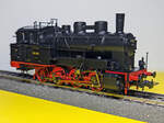 Mein HO Modell von Liliput (L131352 H0 AC) der badischen Dampflok  DR 92 202 (Epoche II – 1925 bis 1945), eine schöne und detaillierte Nachbildung einer Badische X b, hier am 19.10.2024 in Herdorf.

ORIGINAL:
Das Original wurde 1907 von der Maschinenbau-Gesellschaft Karlsruhe unter der Fabriknummer 1727 und als Baden 218 an die BadStB - Großherzoglich Badische Staatseisenbahn geliefert. Ab 1925 wurde sie von der Deutschen Reichsbahn als DR 92 202 eingeordnet.

Ab 1907 beschaffte die Badische Staatsbahn für den schweren Rangierdienst diese vierachsigen Tenderlokomotiven der badischen Reihe X b, von denen bis 1921 insgesamt 98 Lokomotiven geliefert wurden. Die Lokomotiven konnten in der Ebene einen 720 t schweren Zug mit 45 km/h und einen 100-t-Zug bei 20 ‰ mit 35 km/h ziehen.

TECHNISCHE DATEN:
Spurweite: 1.435 mm (Normalspur)
Bauart : D n2t
Gattung: Gt 44.15
Länge über Puffer: 10.650 mm
Höhe: 4.500 mm
Gesamtachsstand: 4.350 mm
Dienstgewicht:  58,1 t
Achslast : 15,0 t
Höchstgeschwindigkeit: 45 km/h (vorwärts / rückwärts)         
Leistung: 500 PS
Treibraddurchmesser: 1.262 mm
Zylinderanzahl:  2
Zylinderdurchmesser: 480 mm
Kolbenhub: 630 mm
Kesselüberdruck: 13 bar
Kohlenvorrat: 2,5 Tonnen
Wasservorrat: 7 m³

Konstruktive Merkmale
Die Lokomotive verfügte über einen Blechrahmen aus durchlaufenden 21 mm dicken Platten. Versteifungen wurden durch Längs- und Querrippen erreicht. Ein zwischen den Rahmenwangen angeordneter T-förmiger Wasserkasten diente ebenfalls der Versteifung.

Der Crampton-Kessel bestand aus zwei Schüssen. Auf dem vorderen Schuss saßen zwei Dampfdome mit einem Verbindungsrohr. Dadurch wurde ein Überreißen des Wassers vermieden. Auch die Elastizität des Kessels bei unterschiedlichen Anhängelasten wurden damit verbessert. Auf dem hinteren Schuss saß der Sandkasten und das Pop-Sicherheitsventil. Durch die hohe Kessellage konnte der Stehkessel über dem Rahmen angeordnet werden. Die Feuerbüchse war aus Kupfer. Das außenliegende waagerecht angeordnete Zweizylinder-Nassdampftriebwerk arbeitete auf die dritte Kuppelachse. Die Kolbenstange wurde vorn und hinten geführt. Die außenliegende Heusinger-Steuerung besaß Hängeeisen. Die Umsteuerung erfolgte durch Handhebel.

Das Laufwerk war an vier Punkten abgestützt. Die Federn befanden sich unterhalb der Achslager. Die beiden Blattfederpakete der beiden vorderen und der beiden hinteren Radsätze waren mittels Ausgleichshebeln miteinander verbunden. Der zweite und vierte Radsatz waren 25 mm nach jeder Seite verschiebbar. Die Lokomotiven verfügten über eine Westinghouse-Druckluftbremse. Dazu besaßen die Maschinen eine Handhebelbremse. Die Bremsen wirkten auf alle Kuppelräder von vorn.

Die Brüggemann-Sandeinrichtung sandete den dritten Kuppelradsatz bei Vor- und Rückwärtsfahrt. Für den Einsatz im Hafen Mannheim wurden die Lokomotiven mit einem Funkenfänger versehen. Die Maschinen verfügten über eine Dampfheizungseinrichtung.
