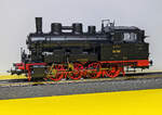 Mein HO Modell von Liliput (L131352 H0 AC) der badischen Dampflok  DR 92 202 (Epoche II – 1925 bis 1945), eine schöne und detaillierte Nachbildung einer Badische X b, hier am 19.10.2024 in Herdorf.

ORIGINAL:
Das Original wurde 1907 von der Maschinenbau-Gesellschaft Karlsruhe unter der Fabriknummer 1727 und als Baden 218 an die BadStB - Großherzoglich Badische Staatseisenbahn geliefert. Ab 1925 wurde sie von der Deutschen Reichsbahn als DR 92 202 eingeordnet.

Ab 1907 beschaffte die Badische Staatsbahn für den schweren Rangierdienst diese vierachsigen Tenderlokomotiven der badischen Reihe X b, von denen bis 1921 insgesamt 98 Lokomotiven geliefert wurden. Die Lokomotiven konnten in der Ebene einen 720 t schweren Zug mit 45 km/h und einen 100-t-Zug bei 20 ‰ mit 35 km/h ziehen.

TECHNISCHE DATEN:
Spurweite: 1.435 mm (Normalspur)
Bauart : D n2t
Gattung: Gt 44.15
Länge über Puffer: 10.650 mm
Höhe: 4.500 mm
Gesamtachsstand: 4.350 mm
Dienstgewicht:  58,1 t
Achslast : 15,0 t
Höchstgeschwindigkeit: 45 km/h (vorwärts / rückwärts)         
Leistung: 500 PS
Treibraddurchmesser: 1.262 mm
Zylinderanzahl:  2
Zylinderdurchmesser: 480 mm
Kolbenhub: 630 mm
Kesselüberdruck: 13 bar
Kohlenvorrat: 2,5 Tonnen
Wasservorrat: 7 m³

Konstruktive Merkmale
Die Lokomotive verfügte über einen Blechrahmen aus durchlaufenden 21 mm dicken Platten. Versteifungen wurden durch Längs- und Querrippen erreicht. Ein zwischen den Rahmenwangen angeordneter T-förmiger Wasserkasten diente ebenfalls der Versteifung.

Der Crampton-Kessel bestand aus zwei Schüssen. Auf dem vorderen Schuss saßen zwei Dampfdome mit einem Verbindungsrohr. Dadurch wurde ein Überreißen des Wassers vermieden. Auch die Elastizität des Kessels bei unterschiedlichen Anhängelasten wurden damit verbessert. Auf dem hinteren Schuss saß der Sandkasten und das Pop-Sicherheitsventil. Durch die hohe Kessellage konnte der Stehkessel über dem Rahmen angeordnet werden. Die Feuerbüchse war aus Kupfer. Das außenliegende waagerecht angeordnete Zweizylinder-Nassdampftriebwerk arbeitete auf die dritte Kuppelachse. Die Kolbenstange wurde vorn und hinten geführt. Die außenliegende Heusinger-Steuerung besaß Hängeeisen. Die Umsteuerung erfolgte durch Handhebel.

Das Laufwerk war an vier Punkten abgestützt. Die Federn befanden sich unterhalb der Achslager. Die beiden Blattfederpakete der beiden vorderen und der beiden hinteren Radsätze waren mittels Ausgleichshebeln miteinander verbunden. Der zweite und vierte Radsatz waren 25 mm nach jeder Seite verschiebbar. Die Lokomotiven verfügten über eine Westinghouse-Druckluftbremse. Dazu besaßen die Maschinen eine Handhebelbremse. Die Bremsen wirkten auf alle Kuppelräder von vorn.

Die Brüggemann-Sandeinrichtung sandete den dritten Kuppelradsatz bei Vor- und Rückwärtsfahrt. Für den Einsatz im Hafen Mannheim wurden die Lokomotiven mit einem Funkenfänger versehen. Die Maschinen verfügten über eine Dampfheizungseinrichtung.
