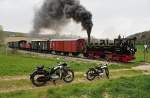 Nach einer langen Stand- und Reparaturzeit fährt die 99 633, das Öchsle wieder, hier bei Wennedach, am 25.04.2015.
