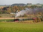 99 633, das Öchsle mit Museumszug bei Reinstetten am 24.10.2021.