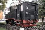 99 637 eine Baden-Württemberg Tssd, Schwestermaschine des Öchsle 99 633, auf Denkmalsockel in Bad Buchau im Juni 1980.