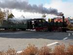 99 633 das Öchsle fährt nach der Bahnhofsausfahrt über einen ampelgesteuerten Kreisverkehr in Ochsenhausen am 24.10.2021.