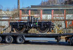 Ein BOMBARDIER FLEXX Power 140 Drehgestell (Fabriknummer SIE 213 113, Baujahr 2014), am 04.03.2022 auf einem LKW verzurrt in Niederschelderh�tte bei der ehemaligen Charlottenh�tte.