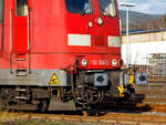 
Detailaufnahme der automatischen UIC-Mittelpufferkupplung (Bauart AK69e) an der 151 106-2. Die man heute nur noch selten antrifft, da diese ohne Adapter mit der europäischen Schraubenkupplung nicht kuppelbar ist. 

Dagegen hat die C-AKv-Kupplung (Compact – Automatische Kupplung vereinfacht) das Willison-Profil der russischen SA-3-Kupplung und ist sowohl mit der europäischen Schraubenkupplung als auch mit der SA-3- und der bisherigen UIC-Mittelpufferkupplung adapterlos kuppelbar.
