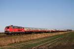 DB 218 470 mit AKE Rheingold nach Westerland.Bü Süderotteskoog 18.04.2018 
