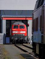 Am Bw Nieb�ll...DB 218 379-6 steht direkt vor einer der Werkhallen.