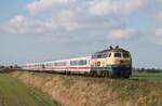 DB 218 460  Conny  bef�rdert ohne Hilfe den IC 2215 von Westerland/Sylt bis Itzehoe, hier aufgenommen am B� Tringel kurz vor Nieb�ll 08.10.2021