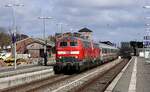 DB 218 322-6 REV/HB X/05.06.18, Verl/LHG 9/29.05.25, Verl/ANB/05.05.26 und 218 835-7 REV/BCS X/22.09.21 (ex DB 218 370-5) mit IC 2311 Einfahrt Niebüll Bahnhof.