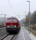 ELV 218 139 hat ihren Bauzug wieder am Haken und dr�ckt diesen aus dem Bhf Owschlag.