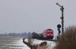 DB 245 027 mit SyltShuttle nach Nieb�ll, Lehnshallig 05.03.2018