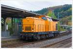 Die V 180.05 (203 161-5) der SGL-Schienen G�ter Logistik GmbH, ex DR 110 619-4, ex DB 201 619-4, durchf�hrt am 26.10.2013 den Bahnhof Betzdorf/Sieg in Richtung K�ln.
