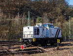 Die 203 915-4 (92 80 1203 915-4 D-RTTS) der Tschechien RailTransport-Stift s.r.o. aus �luknov  (deutsch Schluckenau) ist am 19.03.2022 in Betzdorf (Sieg) abgestellt. Firmenintern wird sie als 745 703-9 gef�hrt, wobei die Einstellung in Tschechien vorgesehen ist.

Die Lok hat eine umfangreiche Geschichte, die DR V 100.1 wurde 1970 bei LEW (VEB Lokomotivbau Elektrotechnische Werke „Hans Beimler“ Hennigsdorf) unter der Fabriknummer 12774 gebaut und als DR 110 310-0 an die Deutschen Reichsbahn geliefert. 1985 Umbau und  die Umzeichnung in DR 112 310-8. Bedingt durch die Wiedervereinigung erhielt die Lok zum 01.01.1992 die Umzeichnung in DR 202 310-9, nach dem Zusammenschluss der beiden deutschen Bahnen wurde die Lok zur DB 202 310-9, als diese lief sie bis zur Ausmusterung im Jahre 2001 und sie ging ans 
Schienenfahrzeugzentrum Stendal der DB Regio AG.

2003 ging sie an RAR - Rent-a-Rail Eisenbahn-Service AG (Ellwangen) als V 1200.02  Brunhilde , Im Jahr 2006 erfolgte ein Umbau und sie wurde mit einem neuen Caterpillar- V12-Zylinder-Viertakt-Dieselmotor mit Turboaufladung und Ladeluftk�hlung vom Typ  CAT 3512 DI-TA mit einer Leistung 1.082 kW (1.472 PS), remotorisiert. Nach diesem Umbau wurde sie zur V 1405.02 bzw. zur 203 915-4. Im Jahr 2015 wurde sie an die N1 Rail Services Deutschland GmbH (M�nchen) verkauft, und wiederum 2020 an die RailTransport-Stift s.r.o..

TECHNISCHE DATEN:
Spurweite: 1.435 mm (Normalspur)
Achsformel: B'B'
L�nge �ber Puffer: 14.320 mm
Drehzapfenabstand: 7.000 mm
Achsstand im Drehgestell: 2.300 mm
Raddurchmesser: 1.000 mm (neu)
Breite: 3.140 mm
H�chstgeschwindigkeit: 100 km/h 
Dienstgewicht: 64 t
Nennleistung: 1.082 kW (1.472 PS)
Hubraum: 51,7 Liter (Bohrung-� 170 x Hub 190 mm)
Leistungs�bertragung: dieselhydraulisch
Anfahrzugkraft: 207 kN
Kleinste befahrbarer Gleisbogen: R 80 mm
