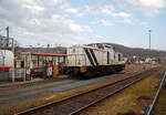 Der nette und freundliche tschechische rangiert seine „weiße Lok“ die 203 915-4 (92 80 1203 915-4 D-RTTS) der Tschechien RailTransport-Stift s.r.o. aus Šluknov  (deutsch Schluckenau) ist am 20.03.2022 in Betzdorf (Sieg) an die Dieseltankstelle. Firmenintern wird sie als 745 703-9 geführt, wobei die Einstellung in Tschechien vorgesehen ist.