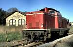 211 021-1 vor dem Lokschuppen in Bayerisch Eisenstein im Oktober 1989.