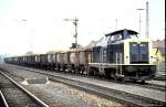 Es ist Zuckerr�benzeit: die 212 180-4 steht mit einem langen Zuckerr�benzug mit Hochbordwagen des Typs Omm 52 in N�rdlingen und wartet auf Weiterfahrt am 19.10.1985.