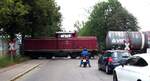 212 309-9 mit Kesselwagen über eine Straßenkreuzung im Industriegebiet in Ulm am 03.08.2019.
