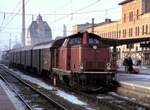 212 233-1 mit Umbauwagen in Augsburg am 30..01.1981.