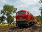 Die 225 094-2 der EBM Cargo (Gummersbach) ex DB 225 094-2, ex DB 215 094-4 im Bauzugdienst am 13.07.2013 in Katzenfurt (Lahn-Dill-Kreis), an der KBS 445 (Dillstrecke) km 139,2, hier waren große