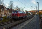 Die alias 215 027-4 eigentlich 225 027-2 (92 80 1225 027-2 D-NEOX) der Neo Lox GmbH Bottrop (NEOX) fährt am 05 November 2025 auf Tfzf (Triebfahrzeugfahrt) / als Lz (Lokzug) durch den Bahnhof Kirchen (Sieg) in Richtung Betzdorf bzw. Köln. 

Die V 163 wurde 1970 von der Friedrich Krupp AG in Essen unter der Fabriknummer 5048 gebaut und an die Deutsche Bundesbahn als 215 027-4 geliefert. Im Jahr 2001 ging sie an die DB Cargo AG und wurde in die heutige 225 027-2 umgebaut und umgezeichnet. Zum Umbau gehörte der Ausbau der Dampfheizung, da diese für Güterzüge nicht mehr benötigt wurde. Stattdessen wurde ein Vorwärm- und Warmhaltegerät für die Maschinenanlage eingebaut. Außerdem besitzen die Loks eine Doppeltraktionssteuerung, die die Doppeltraktion mit Loks der Baureihen 217 und 218 ermöglichen. Im Oktober ging sie an die EfW-Verkehrsgesellschaft mbH in Frechen und im Jahr 2024 an die Neo Lox GmbH.

Die Lok ist nur, mit einer Höchstgeschwindigkeit von 140 km/h, in Deutschland zugelassen, aber auch für Steilstrecken.

Die Lokomotiven der Baureihe 215 wurden kurzfristig als Variante der V160-Familie für den Personen- und Güterverkehr beschafft und dabei im Gegensatz zu anderen Baumustern der V160-Familie mit Heizdampferzeugern ausgerüstet. Geplant war sie im alten Baureihenschema als V 163. Diese Lokomotiven sollten später in die Baureihe 218 umgebaut werden können. Dazu erhielt sie bereits den um 400 Millimeter verlängerten Lokkasten anderer bis dahin nur als Prototyp vorhandener Baureihen. Der Hauptgrund für den Bau der Baureihe 215 lag darin, dass die Reihe 218 noch nicht Serienreife erreicht hatte, die Bundesbahn aber die restlichen noch vorhandenen Dampflokomotiven ersetzen wollte. 1968 bis 1970 wurden insgesamt 150 Lokomotiven gebaut.

Mitte der 1980er erhielten die Maschinen mit 12-Zylinder-V-Motor Abgashutzen auf dem Dach (wie diese). Sie bewirkten eine Beschleunigung und Umlenkung der Abgase, so dass bei klimatisierten Reisezugwagen, welche auf dem Dach die Luftansaugöffnungen hatten, eine Belästigung der Fahrgäste durch Abgase oder Abgasgerüche vermieden wurde. Weiterhin sorgten die Hutzen noch für andere Effekte: die bis zu 280 °C heißen Abgase wurden V-förmig an der Oberleitung vorbeigeleitet, so dass die Oberleitung nicht verrußt wurde und sich nicht zu sehr ausdehnte. Außerdem wurde die Gefahr von Böschungsbränden durch herabsinkende, heiße Rußpartikel reduziert. Auch eine Türschließanlage und Bremsgestängesteller zum automatischen Nachstellen des Bremskolbenhubes wurden nachgerüstet.

Die Lok hat laut Betreiber eine Leistung von 2.720 PS (2.000 kW), bei dieser Leistung dürfte es sich um einen neueren Dieselmotor handeln. Die Leistungsübertragung erfolgt hydraulisch, der Motor treibt ein mittig angeordnetes zweistufiges Strömungsgetriebe (Turbogetriebe) von Voith L 820 brs, über Kardanwellen (Gelenkwellen) werden jeweils die Radsatzgetriebe (2 Stück je Drehgestell) angetrieben und somit alle Achsen angetrieben.
