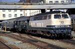 218 450-5 mit Umbauwagen und Silberlingen in Ulm auf den bayerischen Gleisen bereitgestellt nach Regensburg am 22.10.1983.