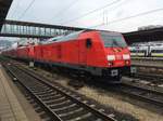 Nun sollen sie auch nach Ulm kommen um die Br 218 zu ersetzen: Die Br 245    Hier gleich mal eine Zusammensetzung, die man so auch nicht oft sehen wird:    245 035 vor 146 211 und 4 DoSto Wagen warten