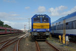 Vorl�ufig noch nicht mit Autoz�gen zwischen Nieb�ll und der Insel Sylt im Einsatz sind die blauen Z�ge, wie dieser mit der  MAKE DE 2700-02 und den passenden Wagen.