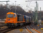 Die KSW 43 (92 80 1273 018-2 D-KSW), die asymmetrische Vossloh G 2000 BB der KSW (Kreisbahn Siegen-Wittgenstein) f�hrt am 09.02.2023, mit ihrem Coilzug (VTG Coilwagen der Gattung Shimmns-ttu), von