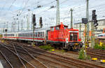 Die 363 211-4 (98 80 3363 211-4 D-DB) der DB Cargo Deutschland AG rangiert am 17.06.2016 einige IC-Wagen im Hbf Frankfurt am Main.