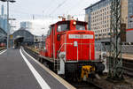 Die 363 211-4 (98 80 3363 211-4 D-DB) der DB Cargo Deutschland AG f�hrt am 16.12.2017 in den Hbf Frankfurt am Main.