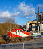 
Zwei dieselhydraulische Rangierlokomotiven der Schaefer Kalk GmbH & Co. KG, Werk Steeden, hier am 02.01.2018 in Runkel-Steeden:

Links die 3-achsige Rangierlokomotive, 98 80 3 507 057-8 D-SKALK, ex HFM D7, eine Krauss-Maffei ML 700 C.
Sie wurde 1979 von Krauss-Maffei in München unter der Fabriknummer 19872. Zuerst war sie eine Krauss-Maffei Mietlok, bis sie Anfang der 1980er Jahre an die Hafenbetriebe Stadt Frankfurt (Main) als D 7 verkauft wurde. Schaefer Kalk kaufte 2017 die Lok von der HFM Managementgesellschaft für Hafen und Markt mbH (Frankfurt am Main).

Rechts die 2-achsige Rangierlokomotive Gmeinder Typ 130 PS. Die Lok wurde 1963 von Gmeinder & Co. (Mosbach) unter der Fabriknummer 5254 gebaut und an die Rheinisch-Westfälische Kalkwerke, Werk Stromberg als RWK Nr. 1 geliefert, nach der Stilllegung des Kalkwerkes zum 01.07.2010 kam sie nach Steeden.
