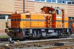  Die Lok 2 „Olga“ der Deutsche Edelstahlwerke (DEW), zuvor Edelstahlwerke Südwestfalen fährt am 15.04.2015 rangiert am Gleisanschluss in Siegen-Geisweid.