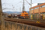   Lok 5  Helga  der DEW Deutschen Edelstahlwerke (gehört zur Schmolz + Bickenbach AG) rangiert mit einigen Wagen am 02.04.2016 auf den Anschlußgleis in Siegen-Geisweid.