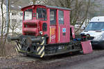 Verein EW Nostalgie: Vom Ruhrgebiet in die Schweiz. Nach einem Aufenthalt als Denkmallok bei VT Verkehrs- und Industrietechnik AG, Neuenhof fand diese für die Schweiz einmalige Lok ihren neuen Platz beim Verein EW Nostalgie, der die Tm 2/2 O&K am 7. Januar 2017 auf der Strasse in die Klus bei Balsthal zügelte. Vorerst findet sie Verwendung um die Personenwagen zu rangieren, die in einer auf dem Industriegebiet stehenden Halle der früheren von Roll AG aufgearbeitet werden. Am ll. Fbebruar 2017 konnte die sehr spezielle Lok zum ersten Mal in ihrer neuen Heimat abgelichtet werden.
Foto: Walter Ruetsch  
