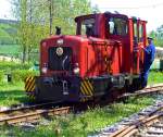 Die O+K Lok V3  NAHMER  der Sauerl�nder Kleinbahn (MME  M�rkische Museums-Eisenbahn), ex V3 der Hohenlimburger Kleinbahn AG (HKB) am 23.05.2010 im Bahnhof H�inghausen beim Umsetzen.
